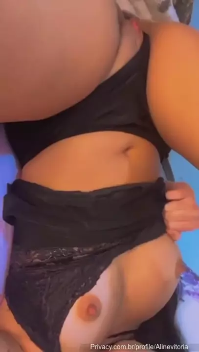 Aline Vitoria exibindo sua xereca maravilhosa